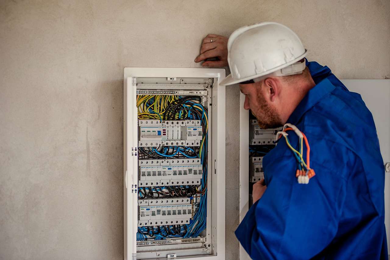 Les normes électriques à connaître absolument par les électriciens (Guide technique expert 2026)