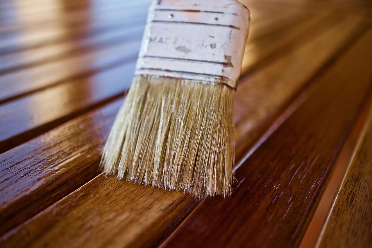 Quelle peinture pour le bois ? Guide complet pour un résultat durable et esthétique